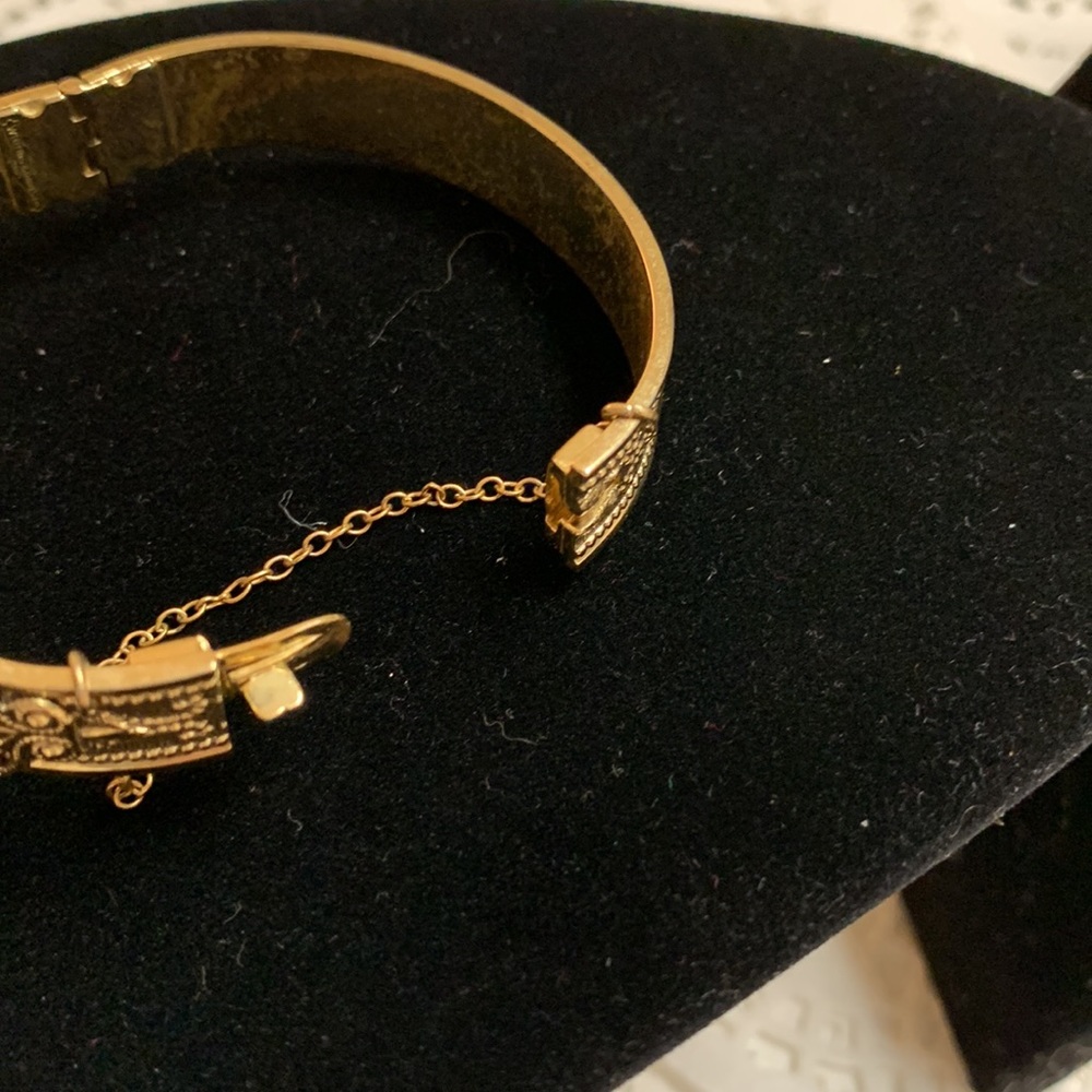 Whiting & Davis Vintage GoldTone Bracelet w/Green Gemstone with a Rose carved in - Picture 9 of 15